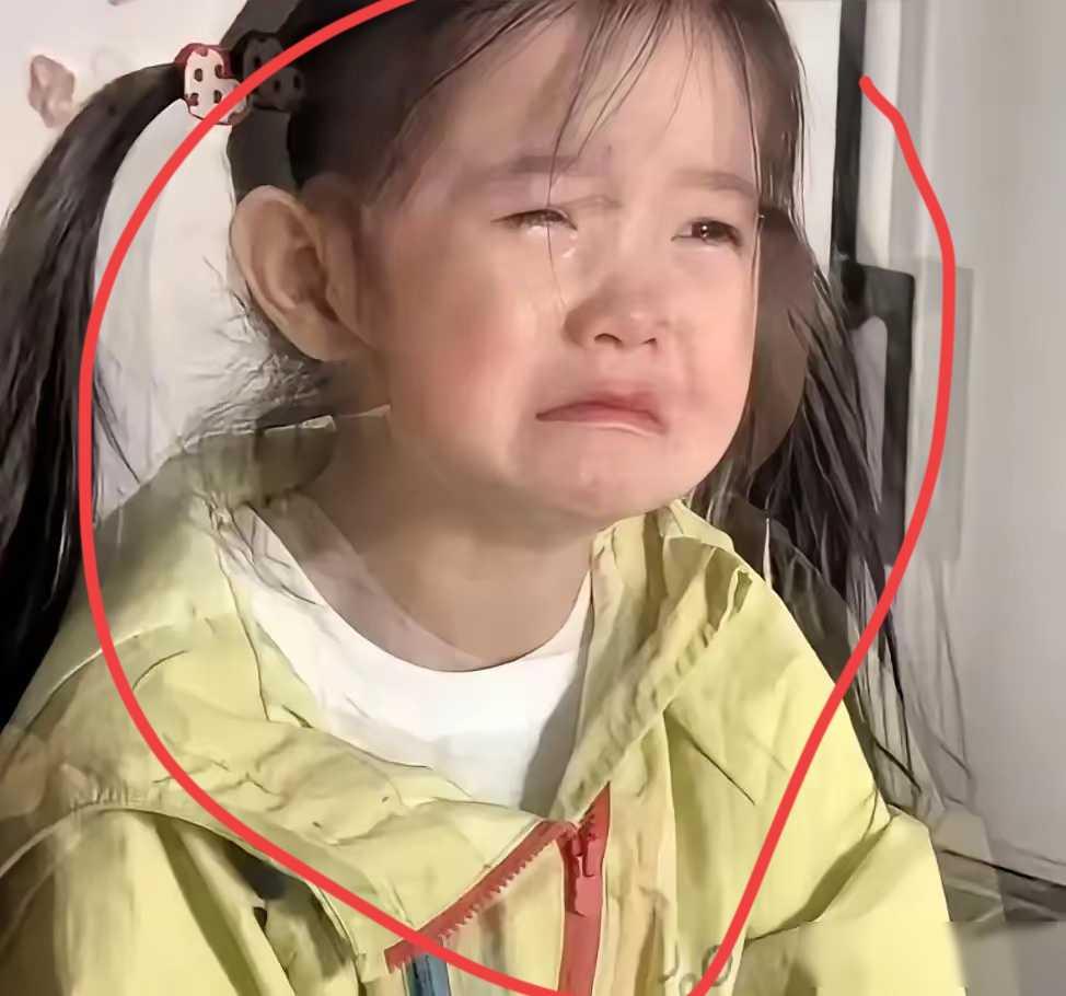 畜生啊,她那么小,她知道什么呀?武汉一家医院的走廊尽头，空调吹得金属长椅咯