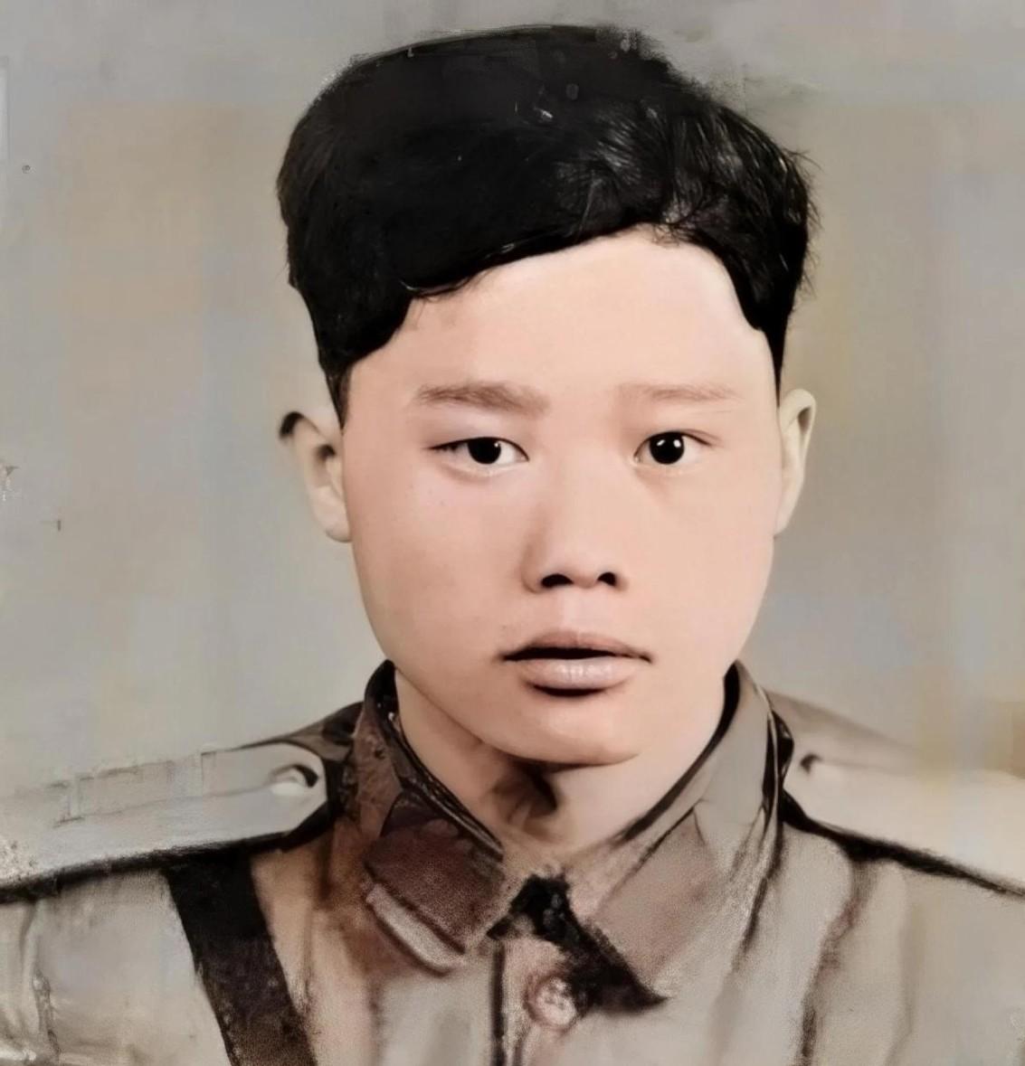 1951年1月28日，志愿军小战士潘天炎因为拉肚子，就去附近的草丛里上了