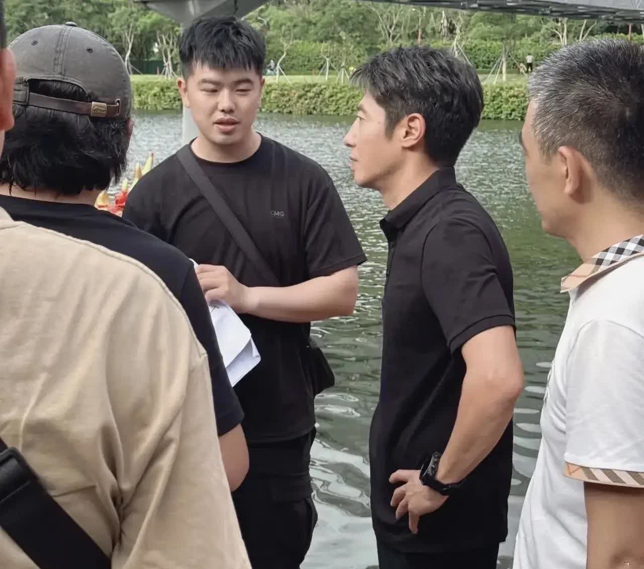 近日，撒贝宁现身深圳助力端午龙舟赛，他活力四射，接过龙舟桨激动不已。当天，撒