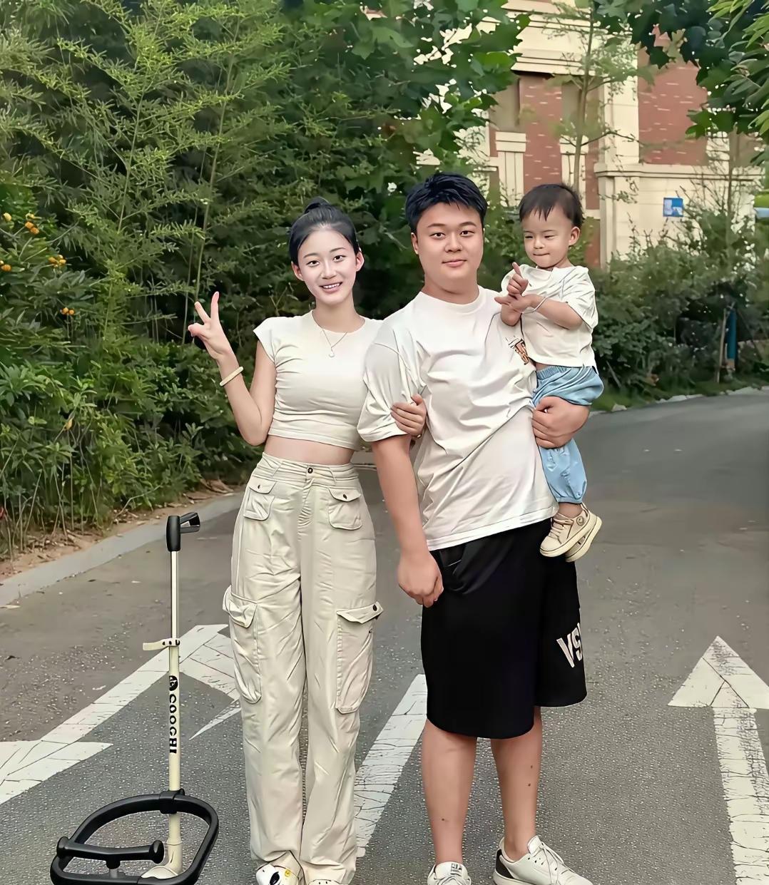 网上刷到这一家三口，瞬间被戳中了。没有滤镜加持，没有刻意摆拍，就是普普通通