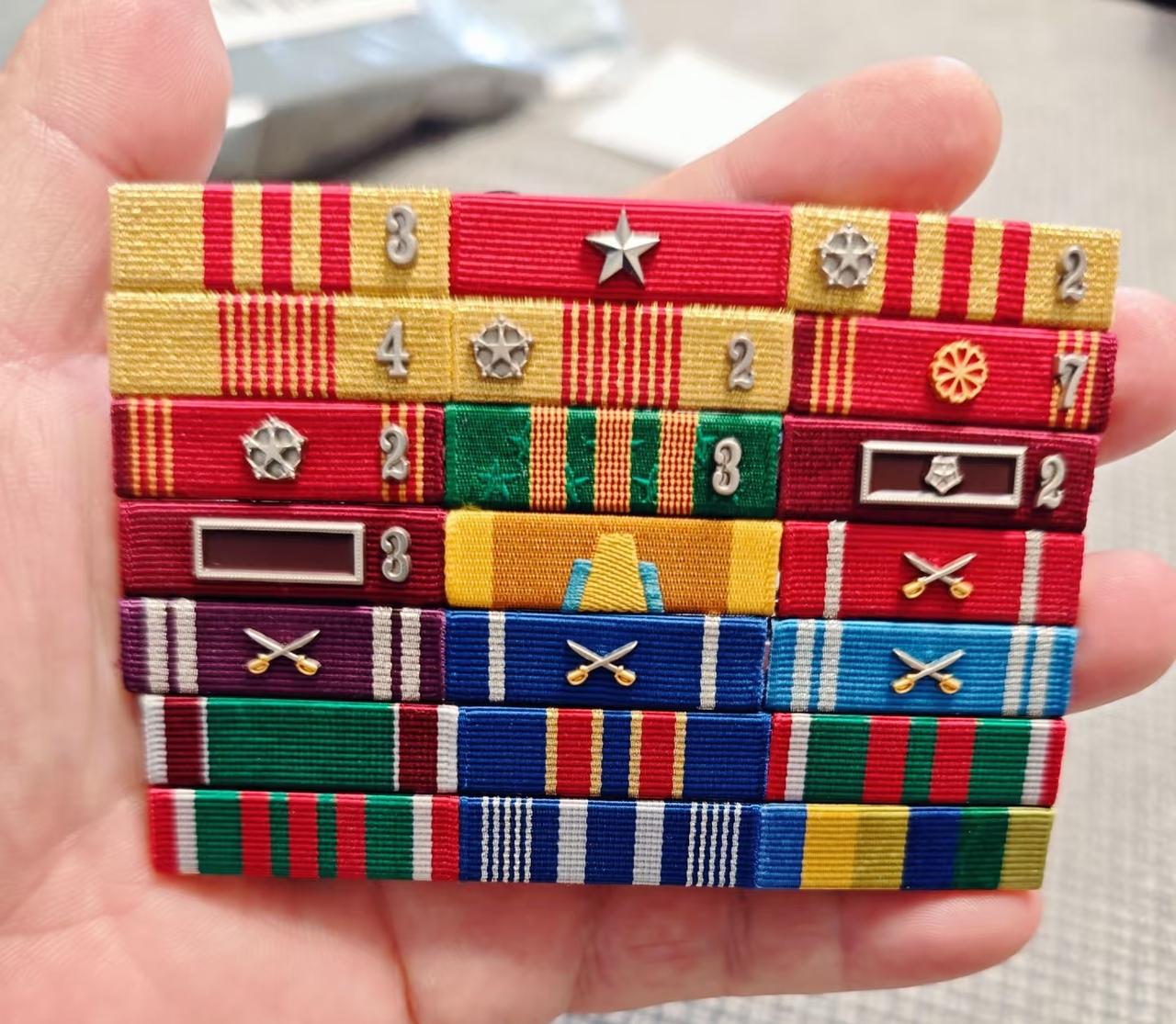 军龄26的副师职大校，应该也就四十五岁左右，当过兵的朋友通过勋表给看看，这种荣誉