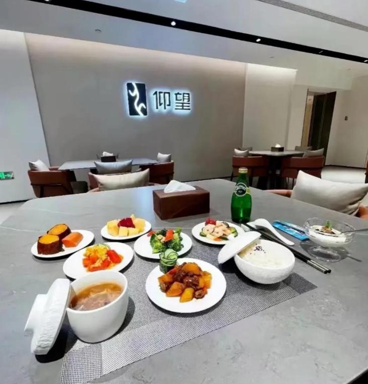 曾经的BBA，是“尊贵车主”的代名词，4S店里连自助午餐都自带豪华滤镜。如今