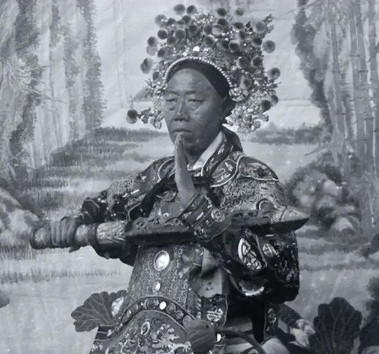 一个小太监陪慈禧下象棋，正起劲儿时，忘了避讳，张口就来：“我杀了老佛爷的马。”话