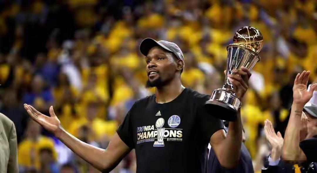 勇士亏待杜兰特？杜兰特自己都不敢说吧。杜兰特加盟勇士三年，三进总决赛，两次夺冠，