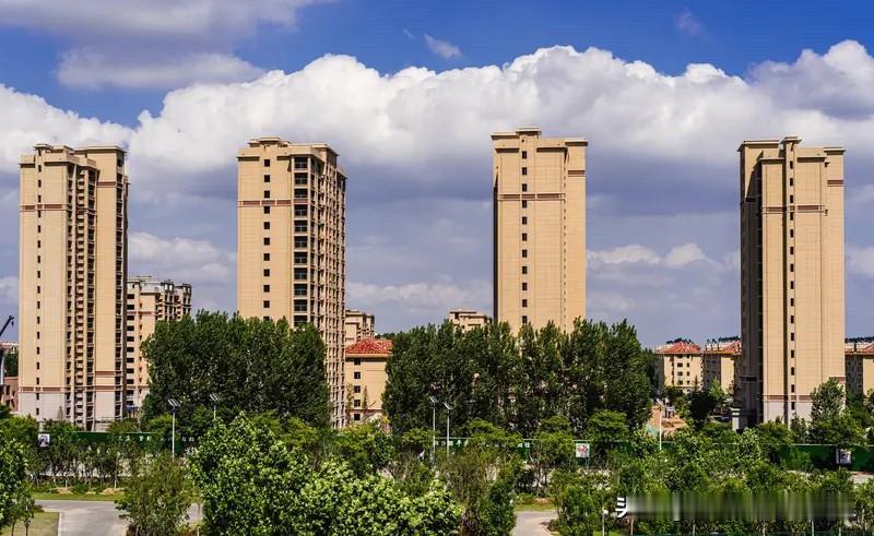 房价腰斩的二手房，主要是被炒房客疯狂炒作的网红二手房，以及地段欠佳的改善新房。