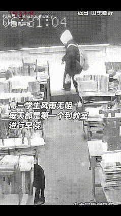 现在天气这么寒冷，每天都是零下几度，那一个学生会第一个到教室来呢？班主任很好奇呀