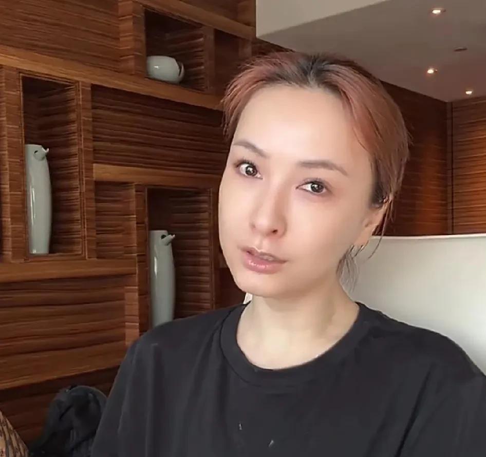 这居然是吴昕！很多网友看到吴昕的最新视频后都愣住了，没能认出来脸又肿又僵的人是吴