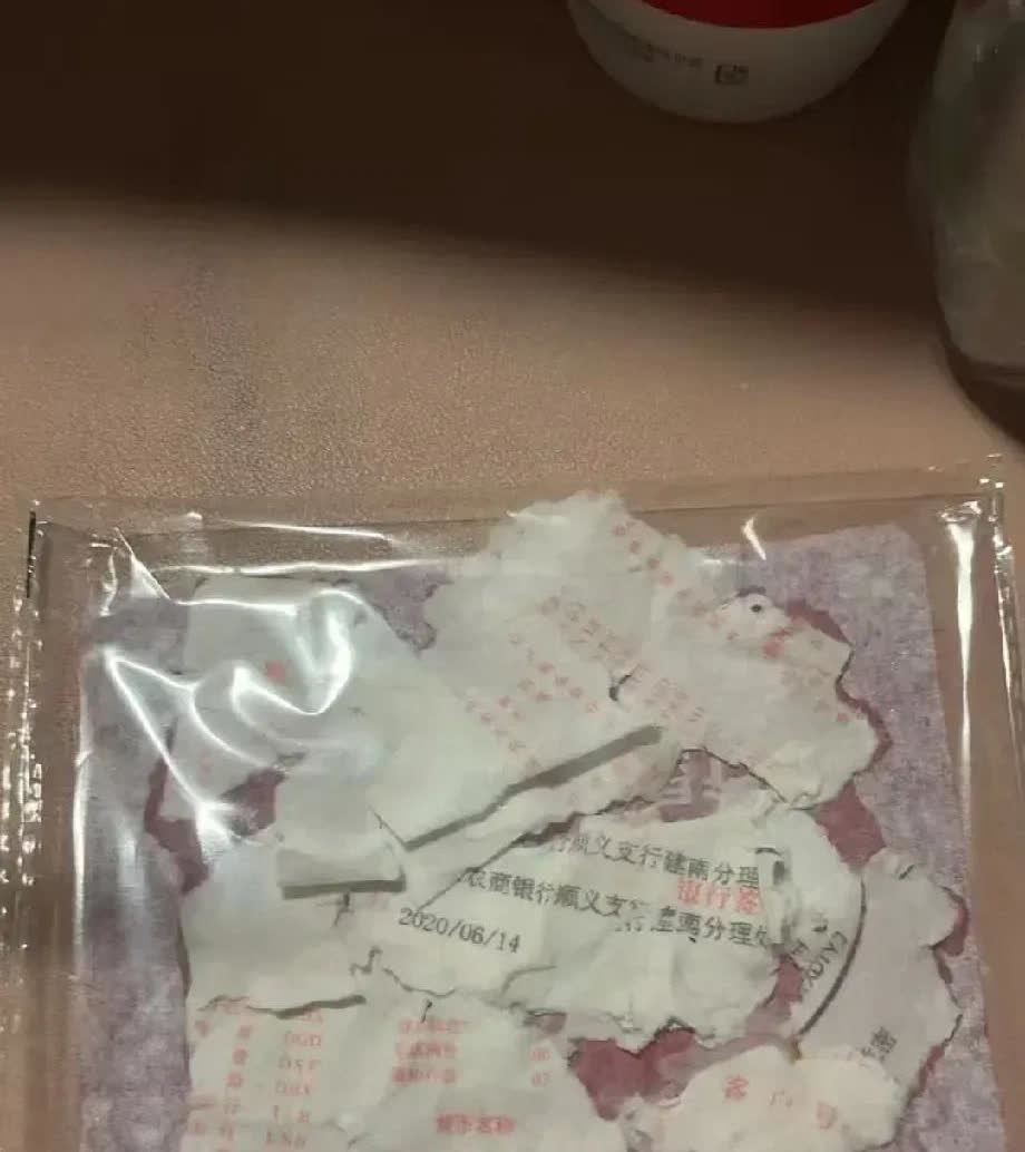 陕西，一名女子帮父亲洗衣服时，没留意口袋，直接丢进了洗衣机里。等机器运转起来后，
