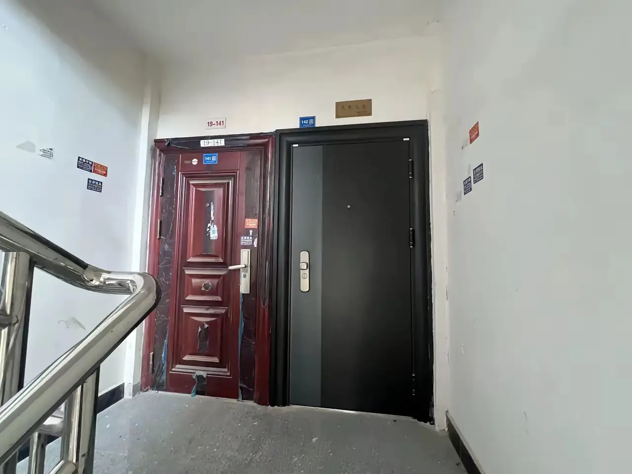 邻居家把两门之间的缝全占了