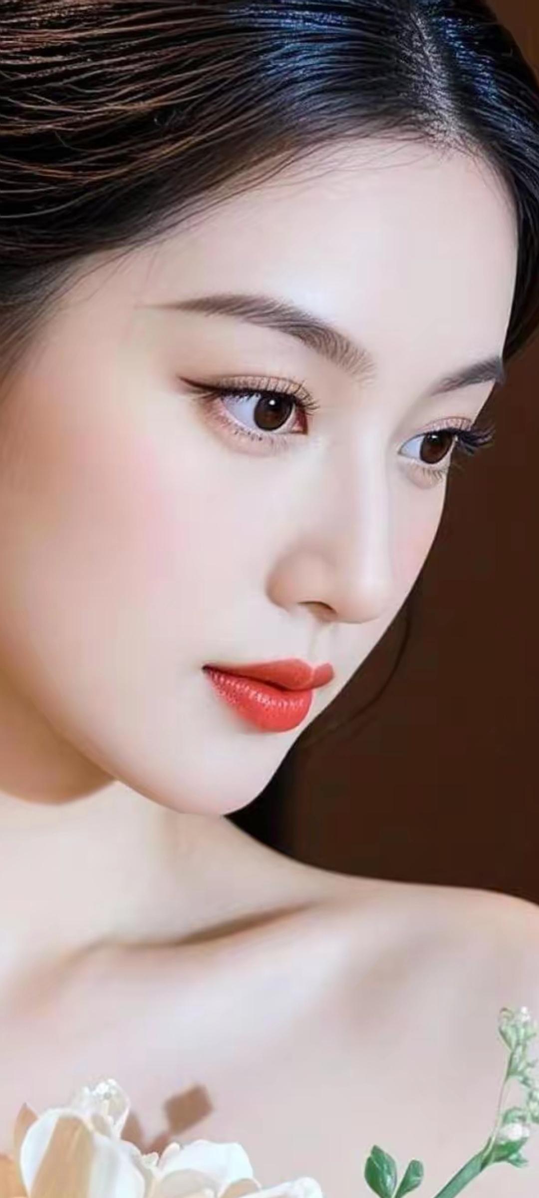 温柔红唇，优雅花饰，尽显东方古典美