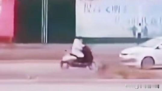 近日，发生了一起颇具争议的交通冲突：一名骑电动自行车的女子逆向行驶，与正常通行的