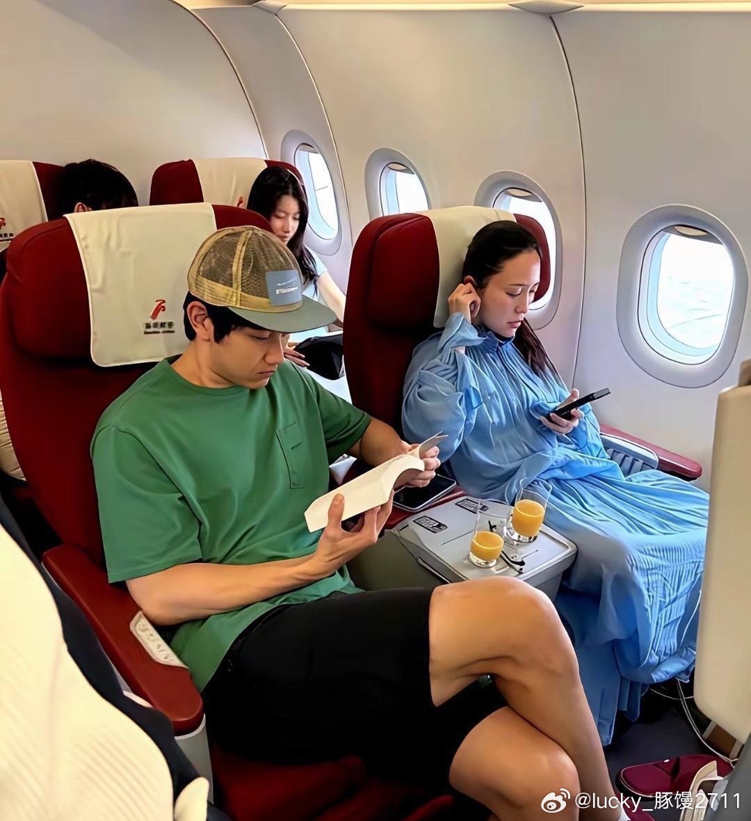 飞机上撞见金莎和孙丞潇。两人并排坐，全程没交流。金莎素颜穿浅蓝罩衫，脚踩拖鞋，戴耳机盯手机。孙丞潇压