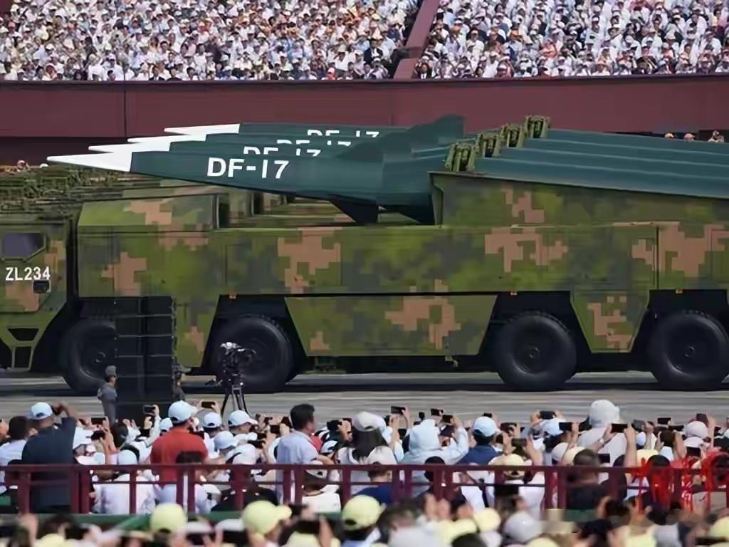 美国"暗鹰"高超音速导弹的单枚造价据估计高达4100万美元。东风17的成本据公开