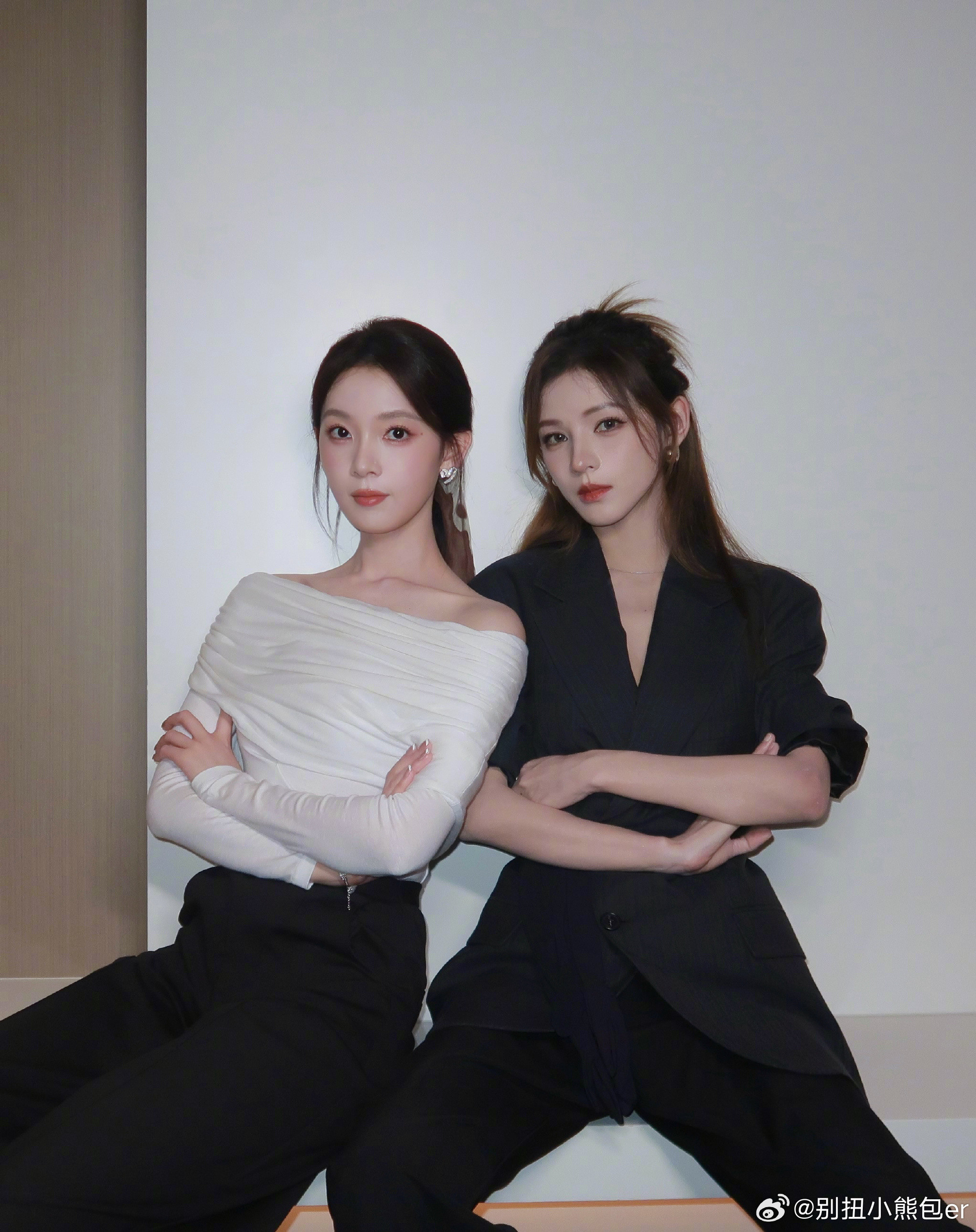 张予曦陈瑶牵手 被张予曦陈瑶牵手画面美到，一柔一飒各有韵味，同框互动温柔又养眼，