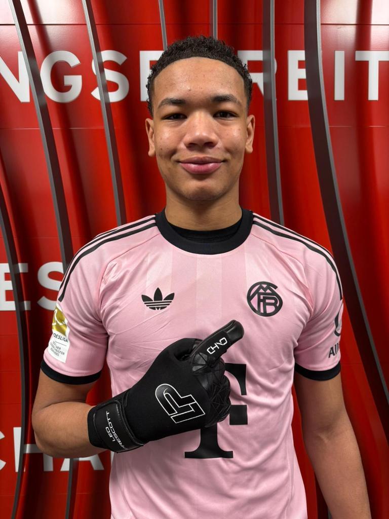 拜仁天才门将LeonardPrescott（16岁）备受关注。几家知名俱乐