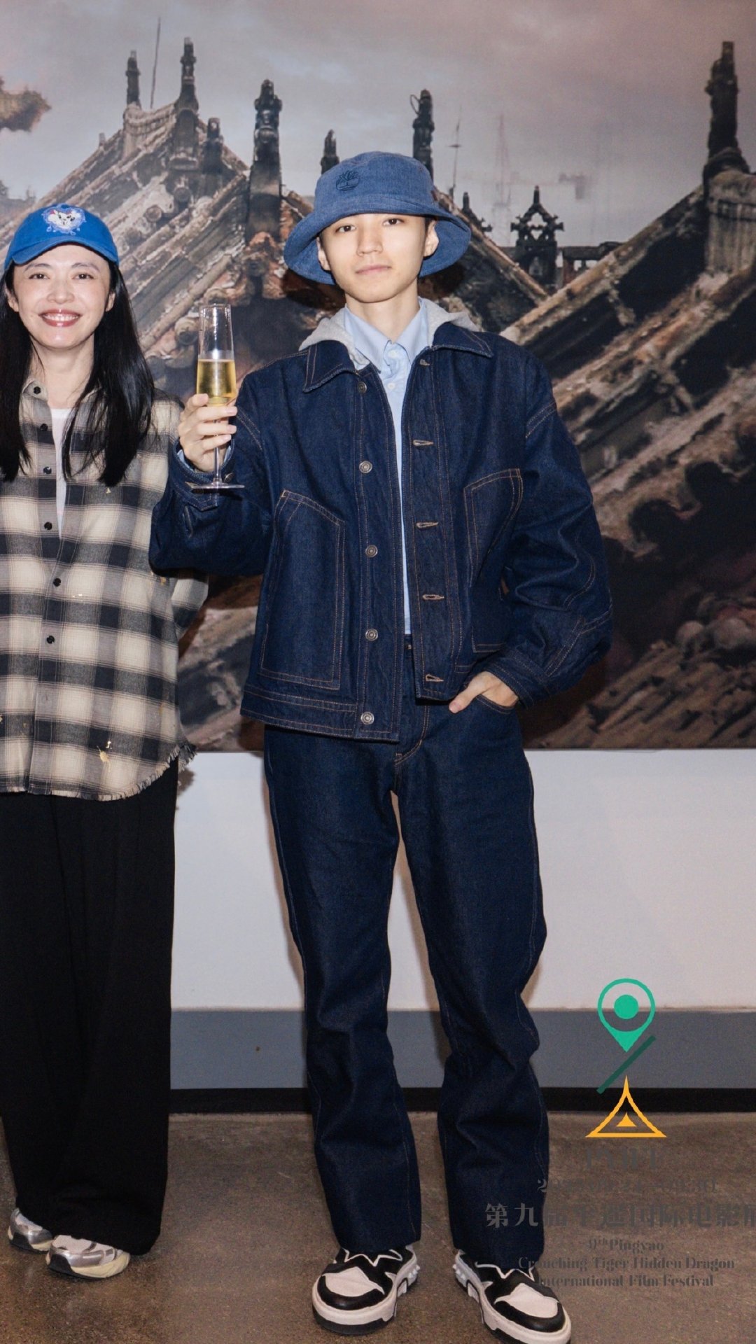 王俊凯平遥电影展素颜照王俊凯平遥电影展举杯合照平遥影展官网直击！王俊凯素颜状态