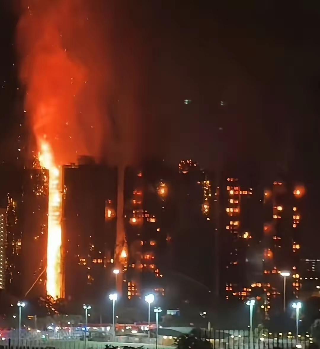 一天没怎么玩手机，打开看新闻我惊呆了。怎么会突然好几栋都烧起来了呢。听说1983