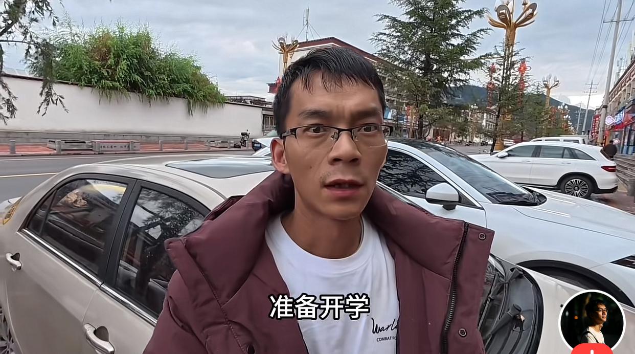 准备开学了，一人一车去西藏旅行的唐尚珺得回去了。唐尚珺本想把小车托运回家，得