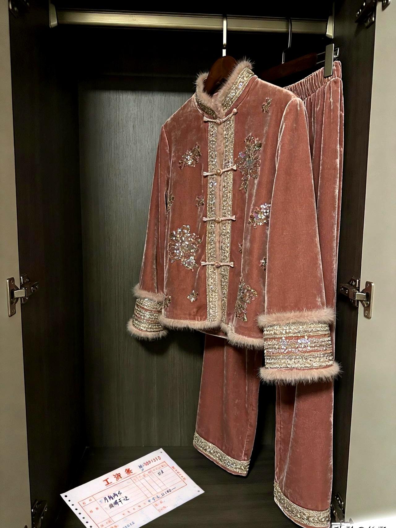 “姐妹，2600块的新中式套装，十年只穿过镜子。”一位北方姑娘当年咬牙拿