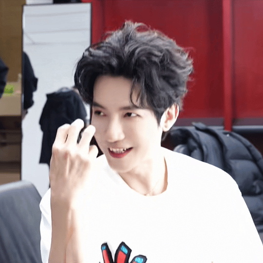 北京站，陈楚生被黄少猛猛夸赞[大笑]说他舞步相当丝滑，不像新学的舞蹈，还不忘