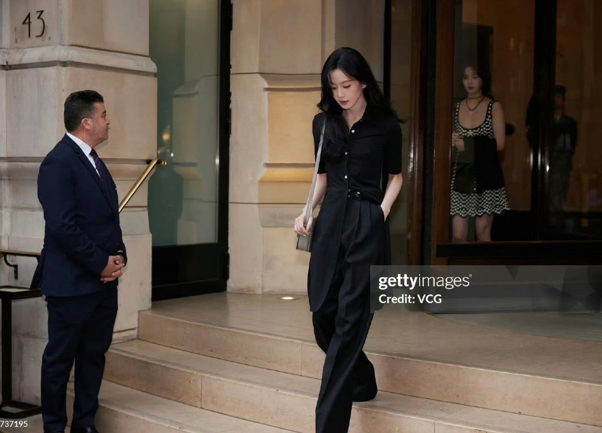 刘诗诗巴黎时装周G社生图随拍就美成这样…说实话G社比站姐拍的都美🥲​​​