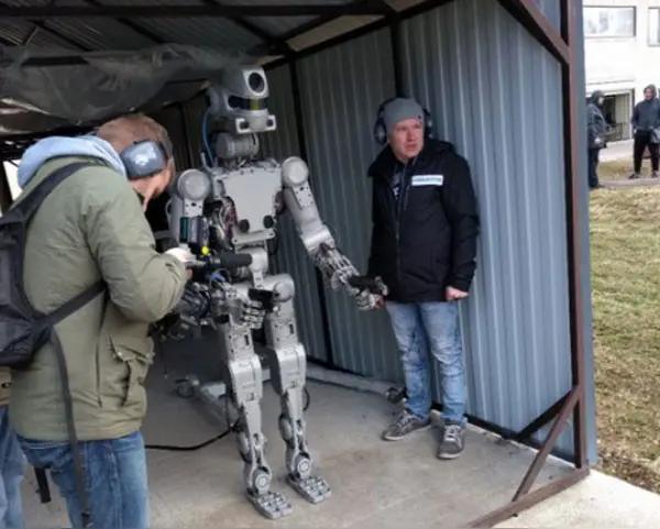 不得了！刚刚消息俄乌战争不需要人类去前线了，开始研究机器人去打仗了？据红星新闻