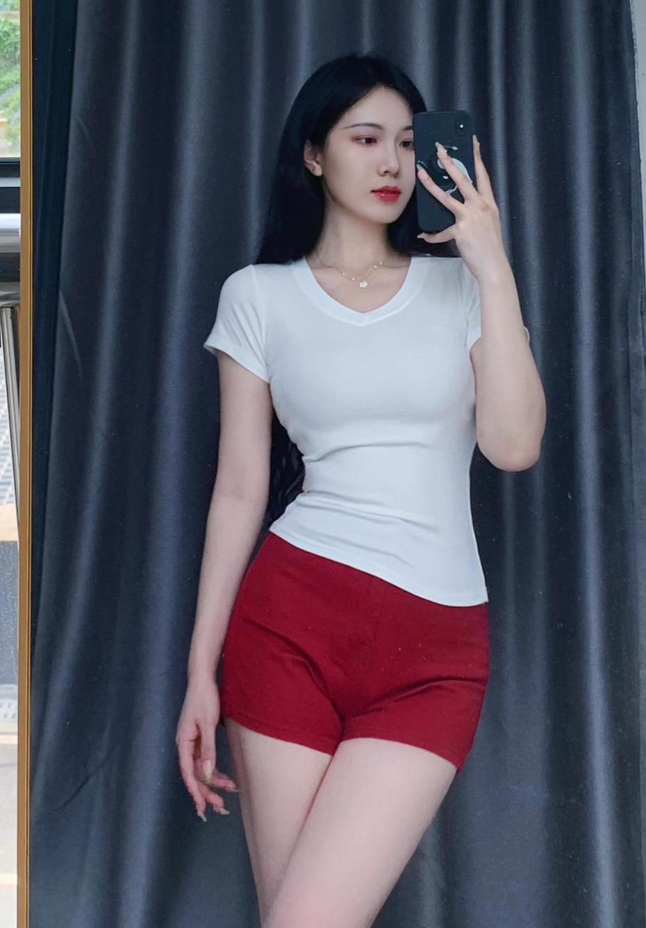 简约白T恤+红色短裤，夏日清新穿搭，轻松出街！🌞👗