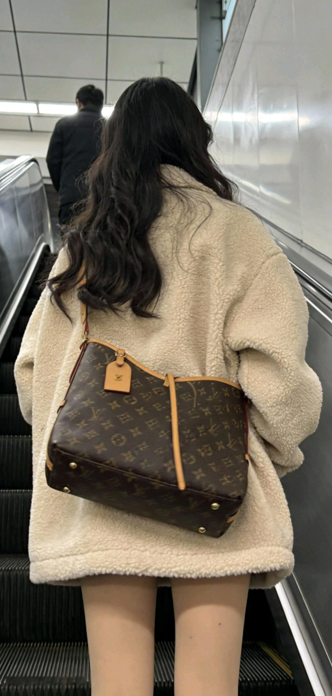 坐地铁时遇上一个很哇塞的女孩，可看到她的包，不知道要不要上去搭讪！！！