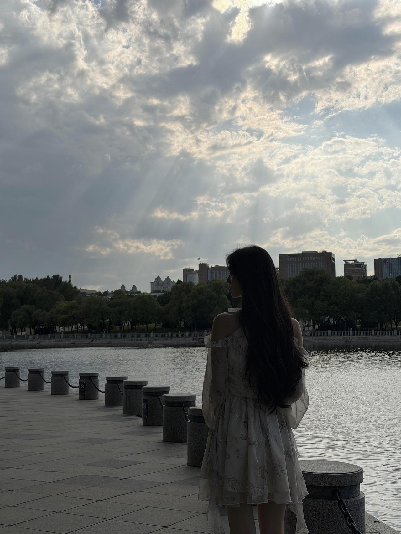 非常现实的一段话：“父母去世了，兄弟姐妹，最好不要经常联系。这话听着凉薄
