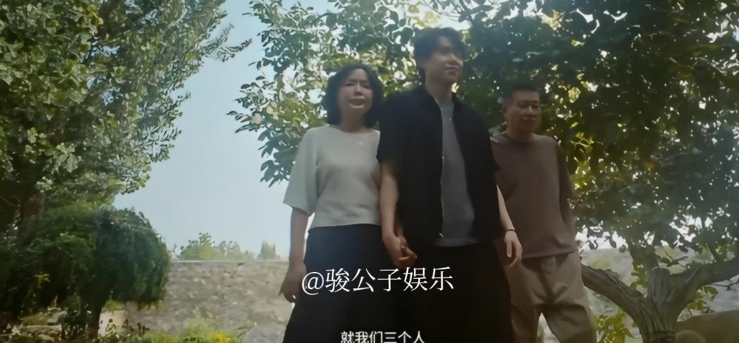 王楚钦一家好温馨啊！9月29日，王楚钦一家三口合体拍摄的广告片释出，画面中，