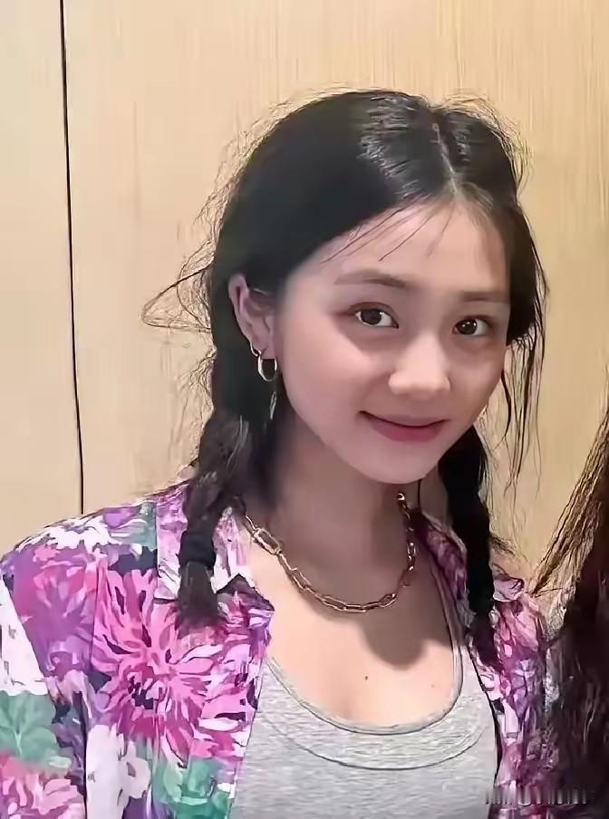 黄多多在抖音发了条纽约大学大二日常，评论区就热闹起来了。她确实在读纽大大二，宿舍