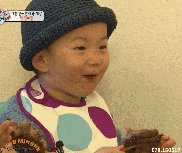 是韩国著名男演员宋一国的孩子被誉为行走的表情包的韩国宝宝——宋