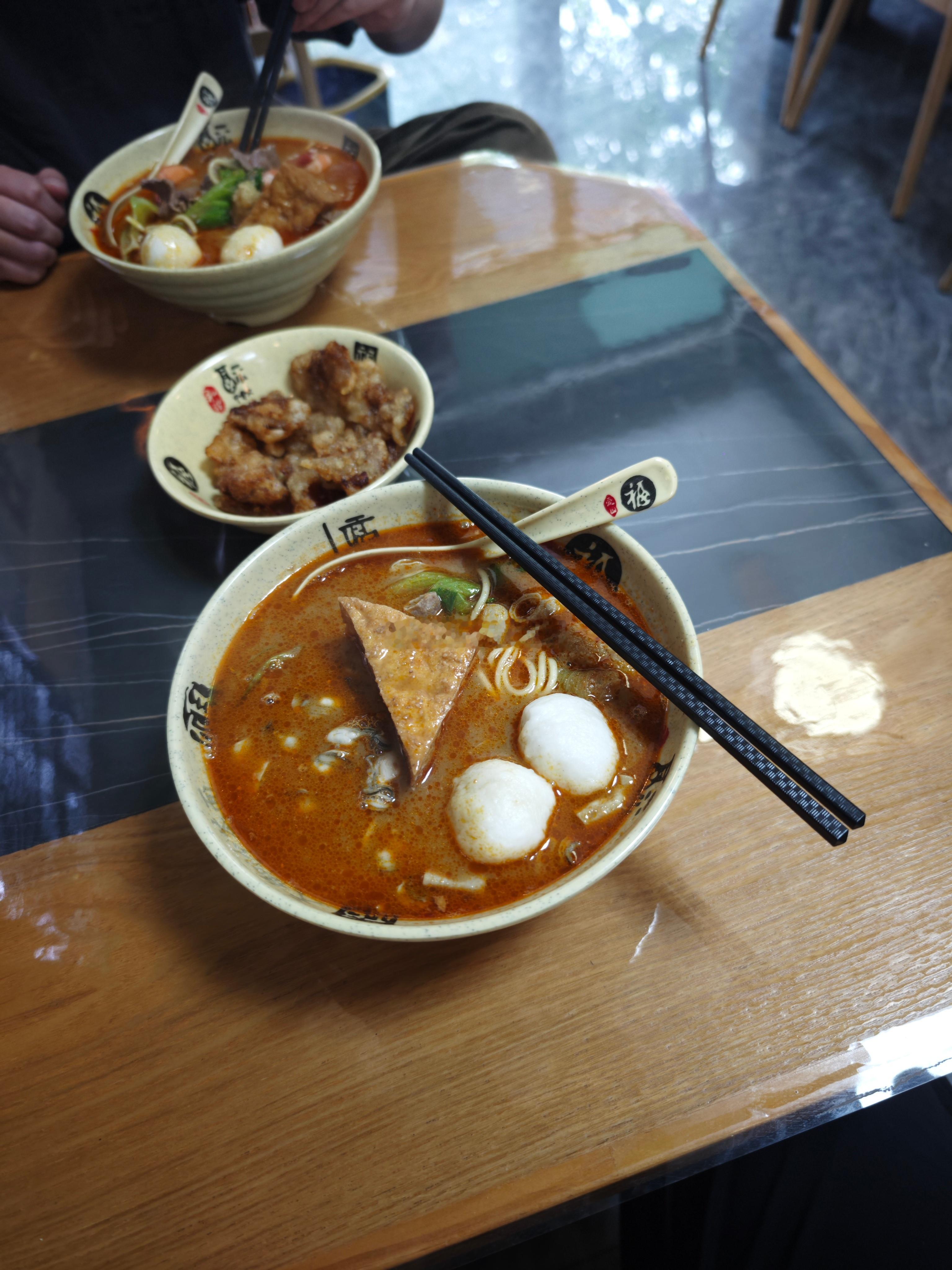 来厦门出差，两天吃了三碗沙茶面，可能是本地的面太正宗了，我竟然觉得机场休息室的最