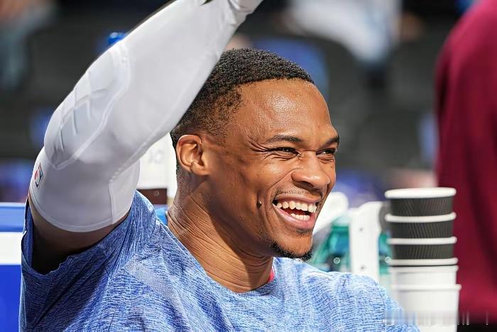 亚当斯在NBA季前赛澳门赛的采访中称，自己职业生涯前7年都和威少搭档，基本是威少带出来的。威少极强的