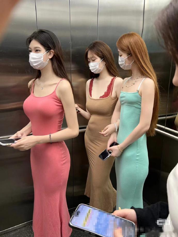 这几个小姐妹一起出门谁会尴尬？