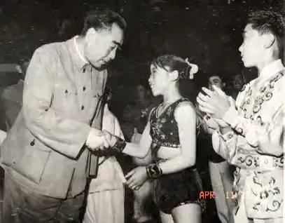 景山游园1958年的一天，北京市少年宫在景山公园举行游园会。忽