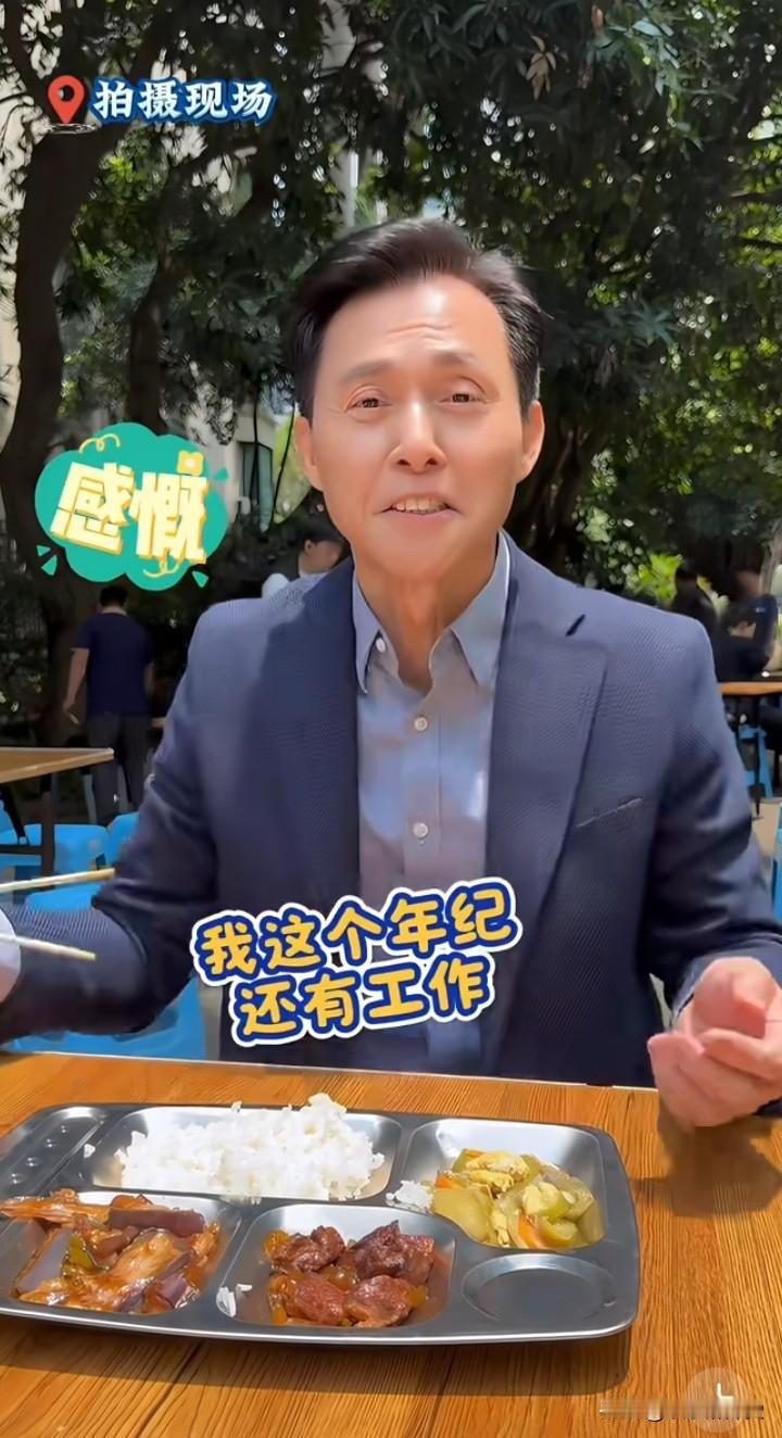 近日，年近70岁的中国香港演员张国强在浙江横店拍戏，吃豆浆油条，啃包子，吃工作餐