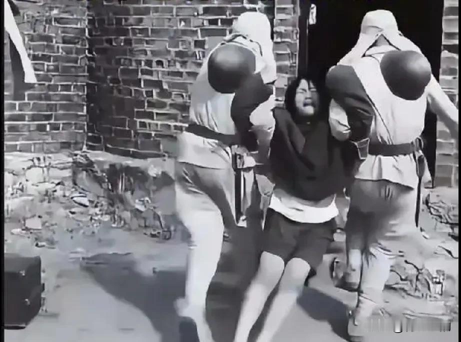 日寇把几岁的小女孩，绑在特制的慰安椅上对其轮流侵犯，鲜活的生命，在椅子上就这样断