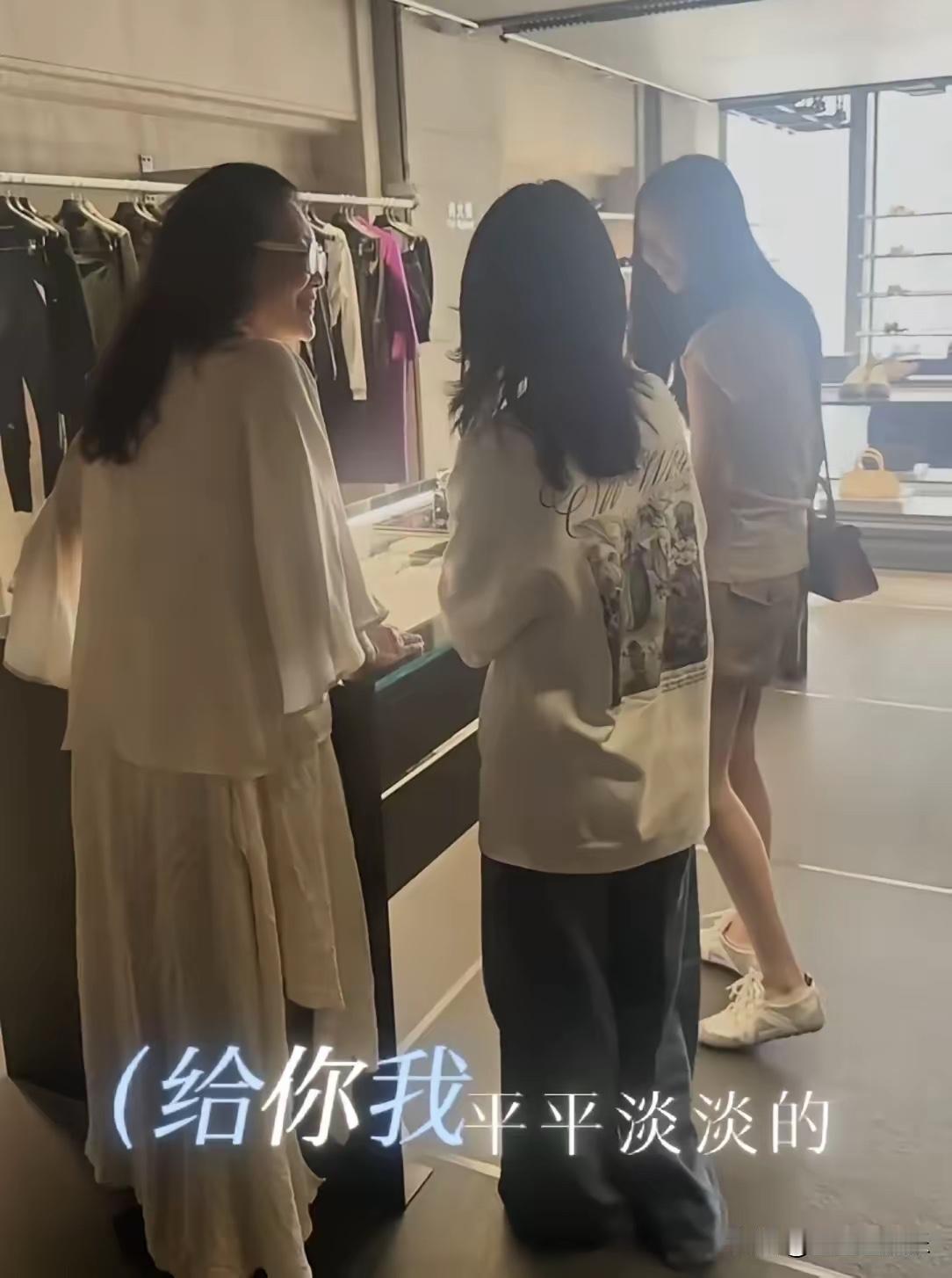 兰姐最喜欢这样的画面了，温馨，孩子们也一起去逛街，一起玩，能不开心呢？看看她的笑