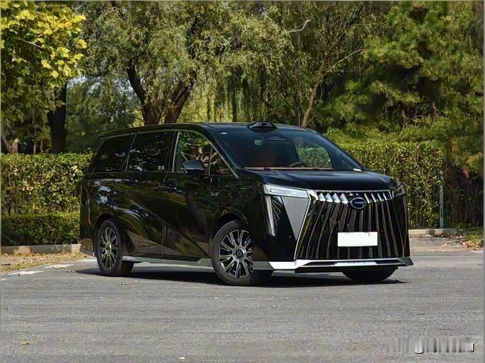 换代后的传祺向往M8宗师，走的是一条不一样的路。它不像GL8那样严肃板正，也并非