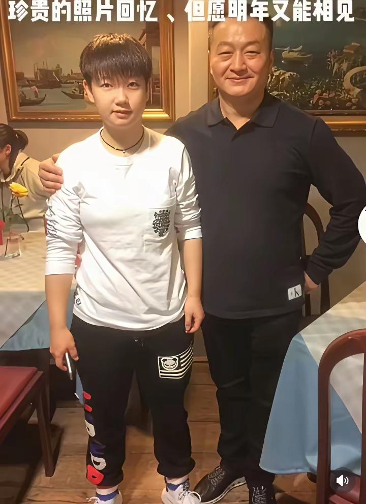 十八岁的小豆包面对镜头还有些腼腆那时的他应当很瘦吧一切都未曾改变原来一直