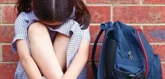 内蒙古，一10岁女童被陌生男子侵害，她哭着告诉老师和父母，报警后，却没抓到嫌疑人