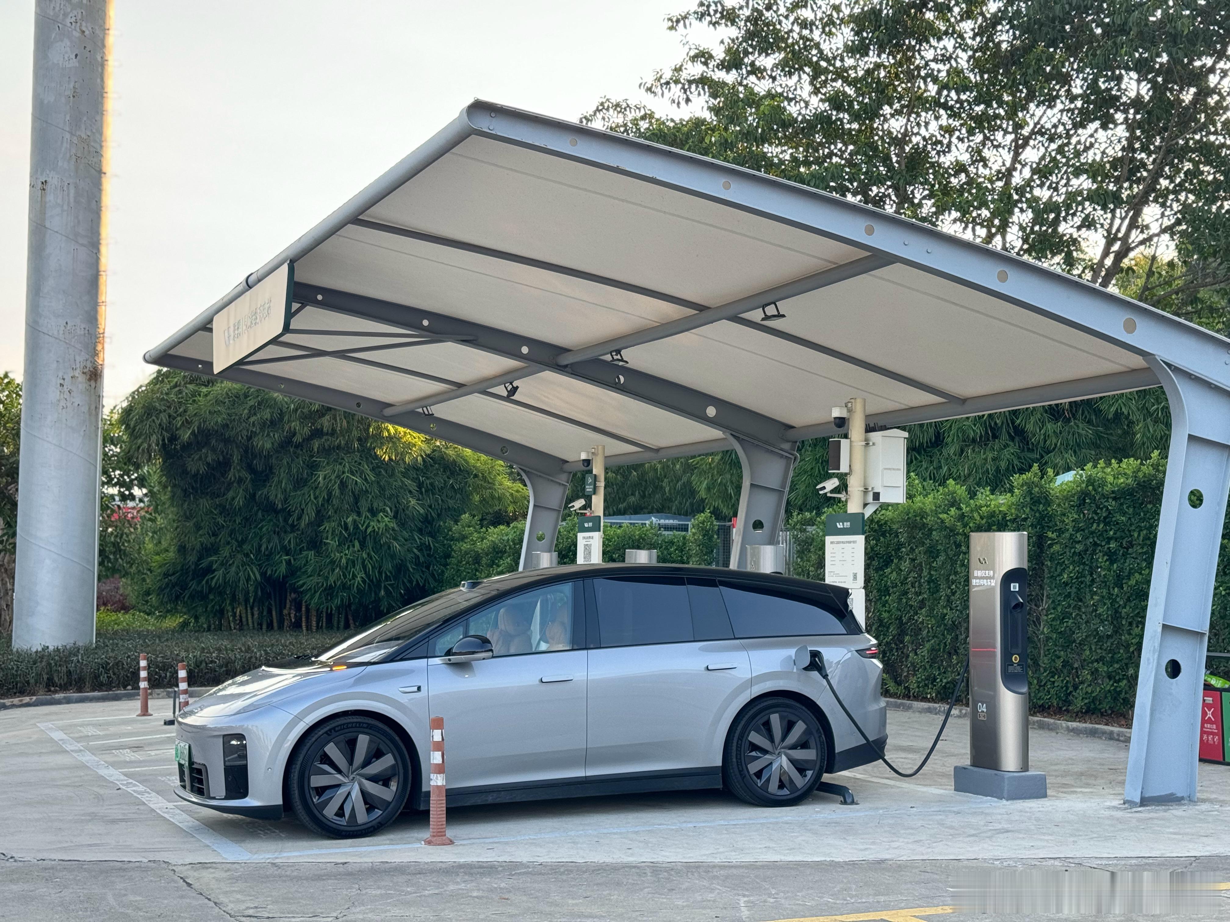 返程路上，给理想i8奶一口5C超充，上来就是473.1kW的充电功率