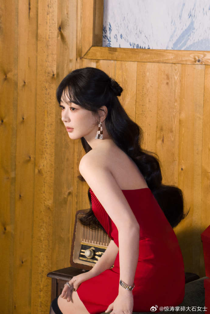 杨紫红心裸肩裙杨紫黑丝红心礼服家业给杨紫庆生红心裸肩裙配黑丝，杨紫生日造型甜度