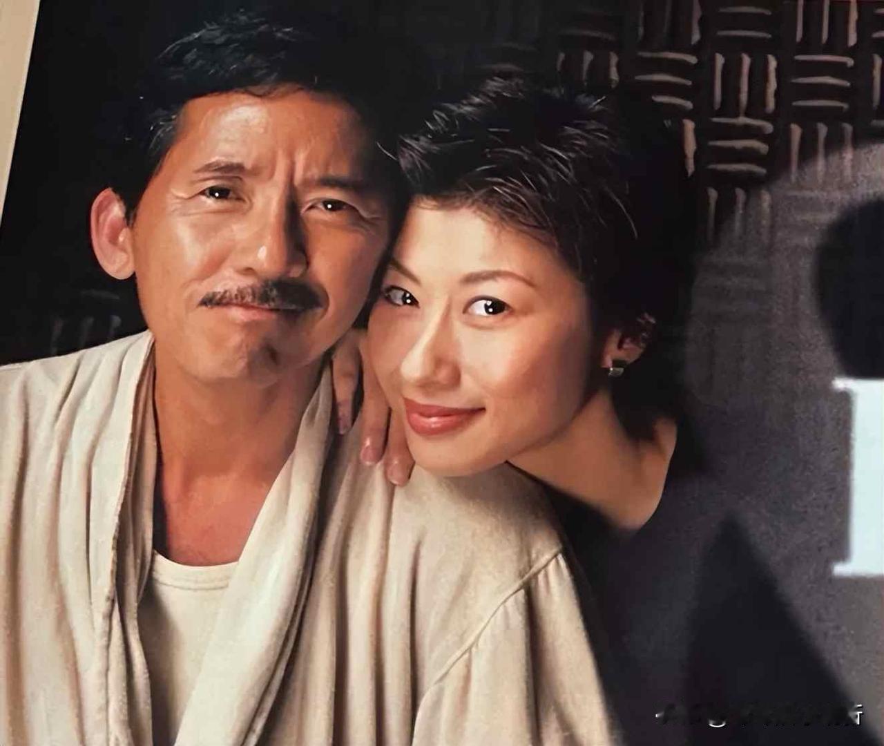 64岁她仍唱跳全场，78岁他缩颈喘息，29年婚姻藏着什么秘密？演唱会那天，叶
