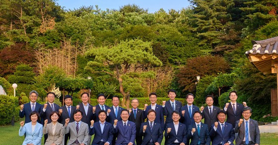 李在明宴请新领导，菜色简单谈合作韩国总统李在明请客吃饭啦