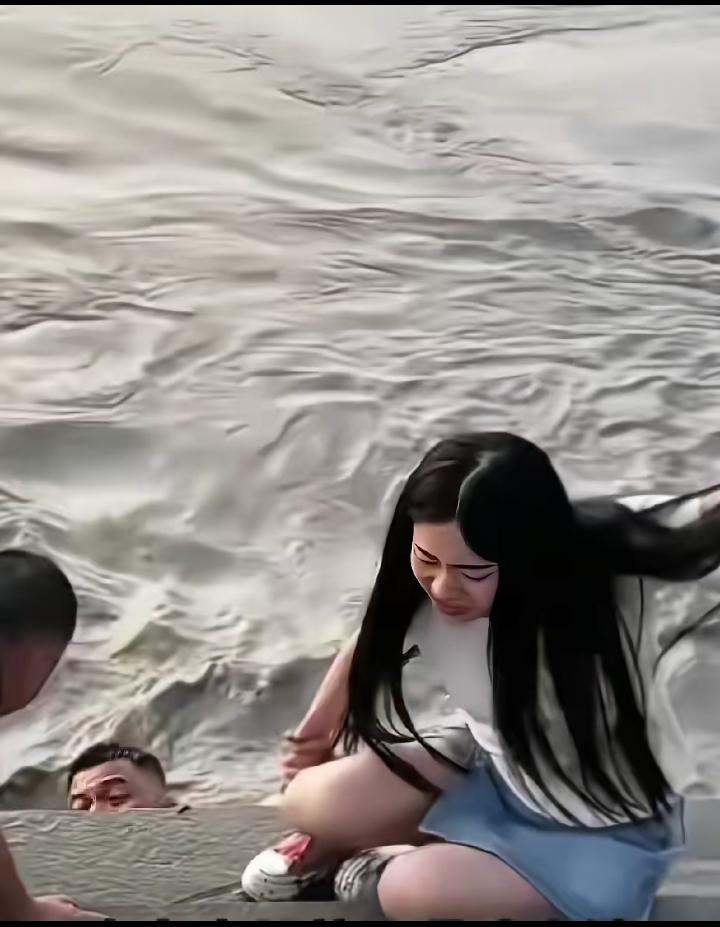 一对小夫妻，正在江边散步拍照，老公突然转身就跳进了江中，妻子的一个举动，让人感动