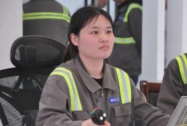 28岁211法学女毕业生李丽，考公失败、做实习律师工资低微，最终跨行去宁波北仑码
