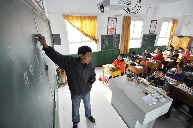 这几个原因人工智能永远无法取代老师：1．情感交流人与人之间的交流是需要通过表