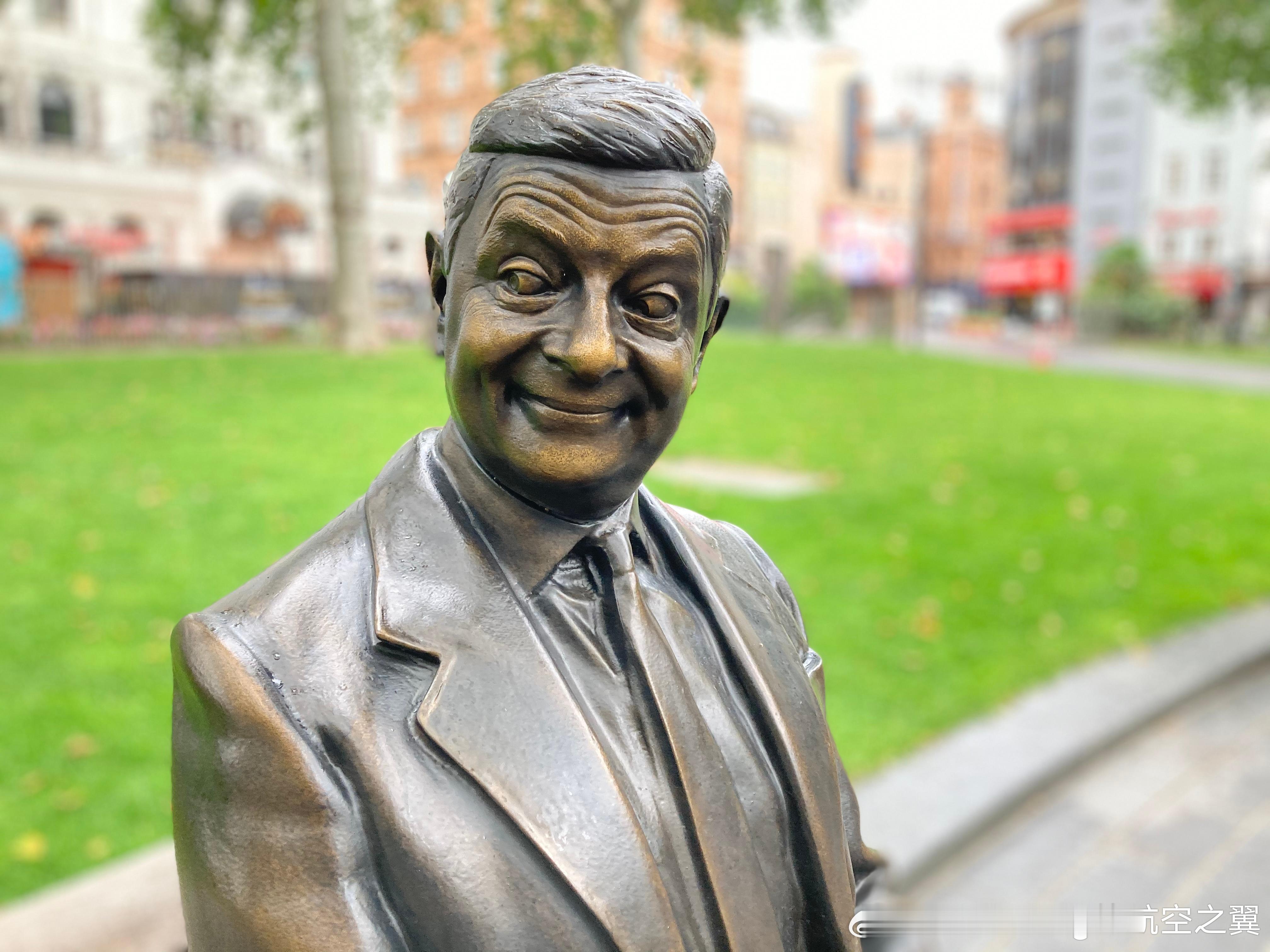 伦敦莱斯特广场的憨豆先生雕像